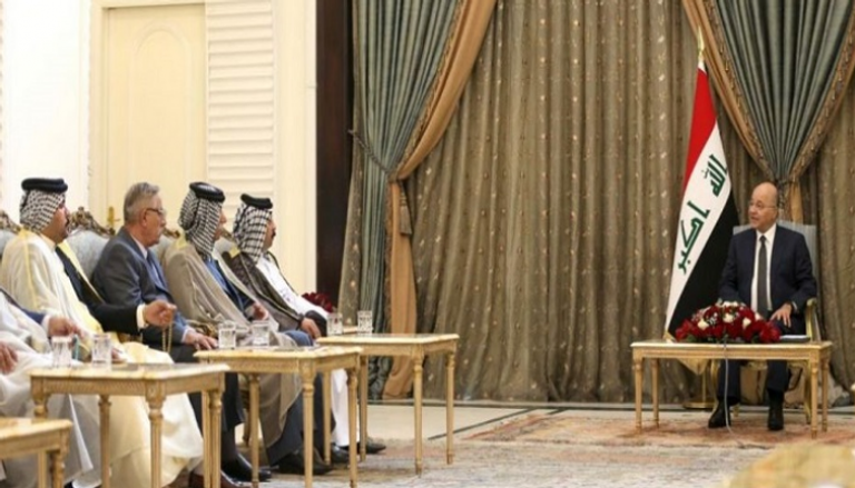 الرئيس العراقي خلال استقباله عددا من شيوخ العشائر