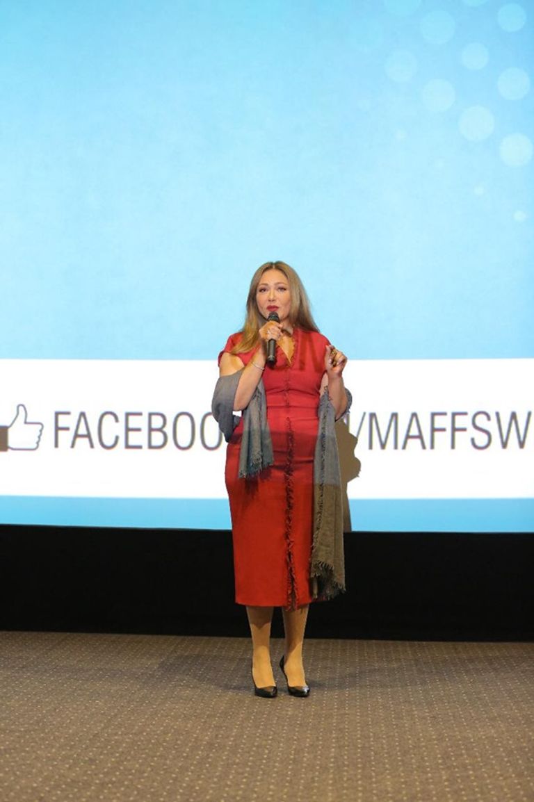 منى هلا بطلة فيلم "ليل خارجي" أثناء استلام الجائزة