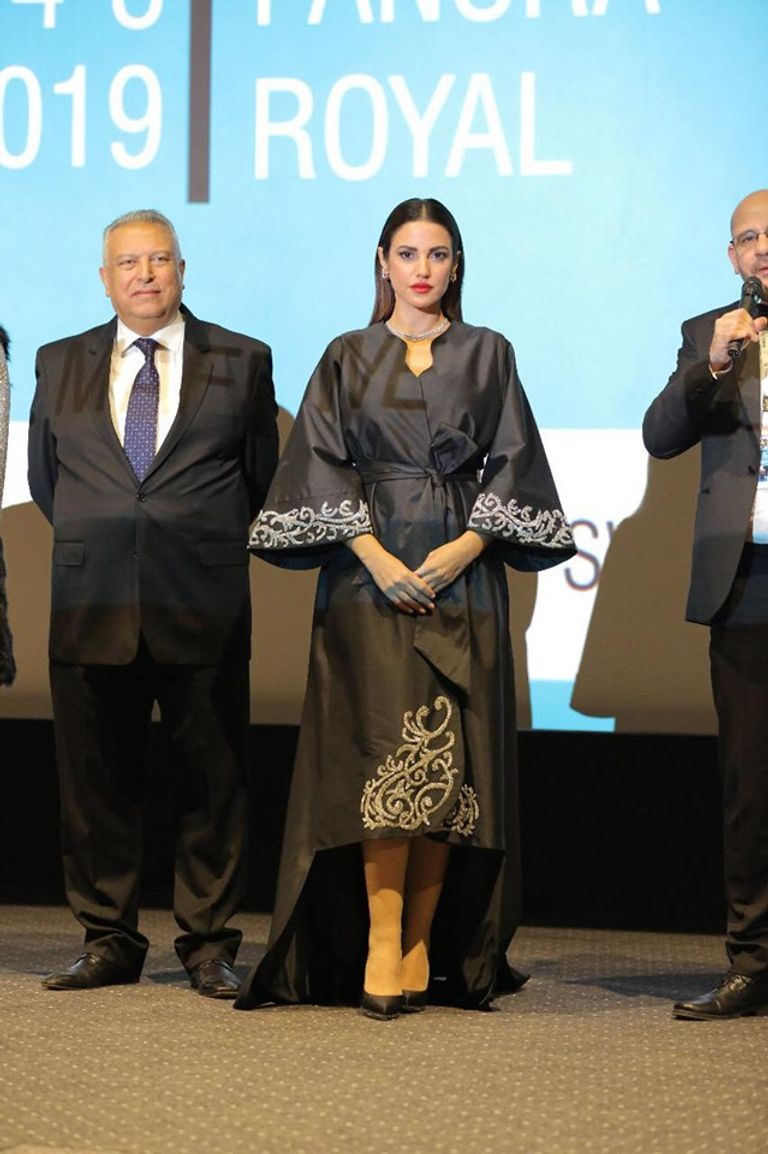 منى هلا بطلة فيلم "ليل خارجي" أثناء استلام الجائزة