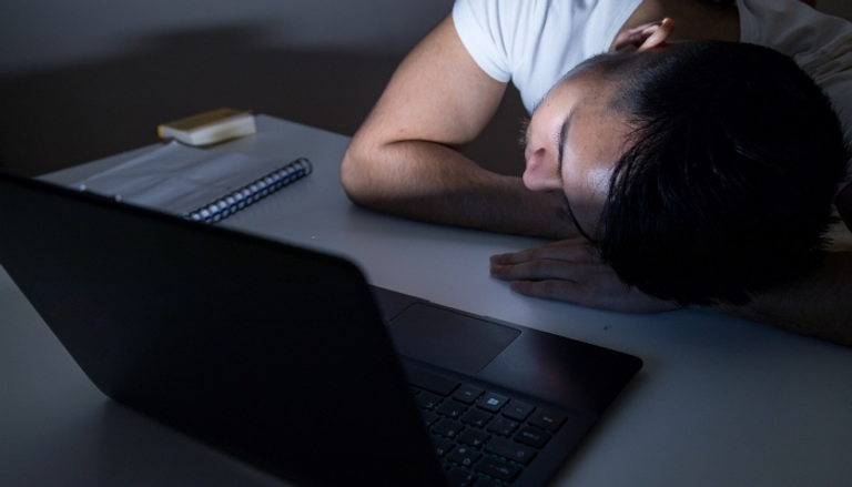 الابتعاد عن الكمبيوتر قبل النوم بساعة مهم لصحة المراهقين