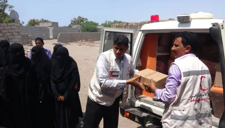 الهلال الأحمر الإماراتي يقدم مساعدات لليمنيين  