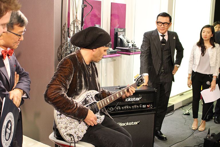 أغلى جيتار في العالم مرصع بـ400 قيراط ألماس و1.6 كجم ذهب