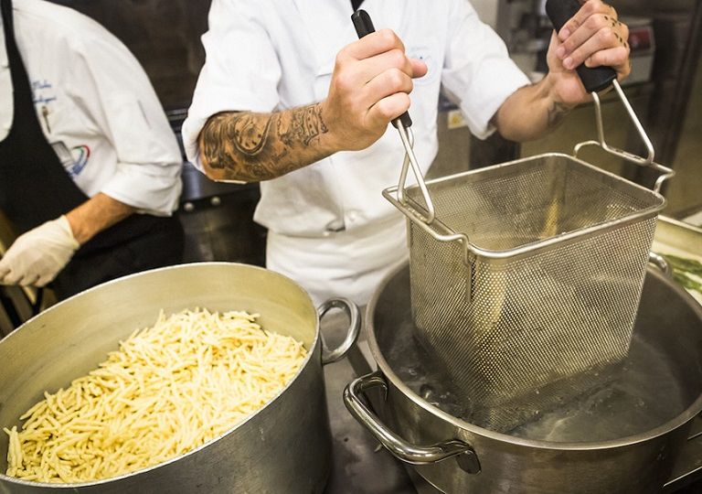 افتتاح أول مطعم في إيطاليا داخل سجن يديره نزلاؤه من الأحداث - أرشيفية