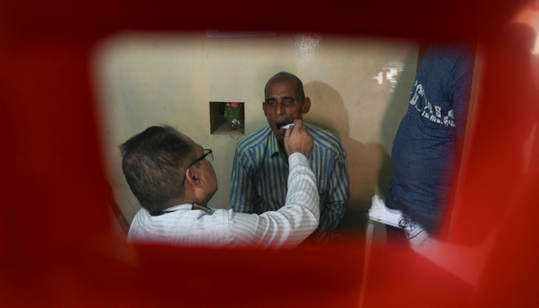 طبيب يفحص مريضا مصابا بالسلّ في نيودلهي