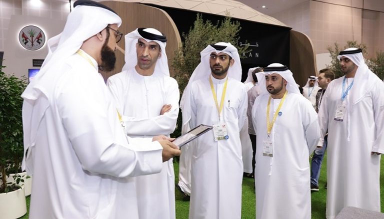 وزير التغير المناخي والبيئة الإماراتي خلال زيارته جناح حكومة الشارقة