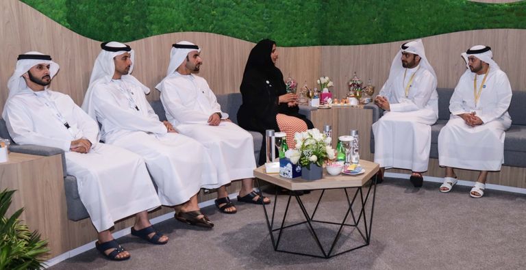 وزير التغير المناخي والبيئة الإماراتي خلال زيارته جناح حكومة الشارقة