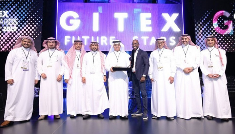 مسؤولو الشركة السعودية وهم يتسلمون الجائزة في معرض جيتكس دبي 2019