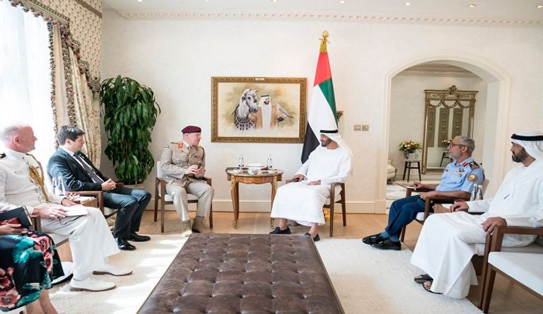 الشيخ محمد بن زايد آل نهيان خلال استقباله السير جون لوريمر