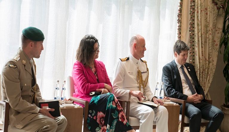 الشيخ محمد بن زايد آل نهيان خلال استقباله السير جون لوريمر