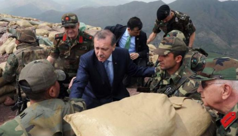 أردوغان وسط جنود وقادة عسكريين من الجيش التركي