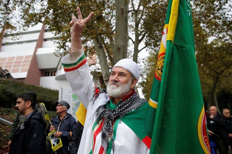 إحدى المتظاهرات لطخت وجهها بالدماء احتجاجا على العدوان