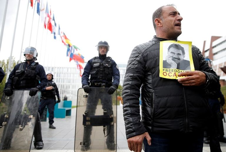 إحدى المتظاهرات لطخت وجهها بالدماء احتجاجا على العدوان