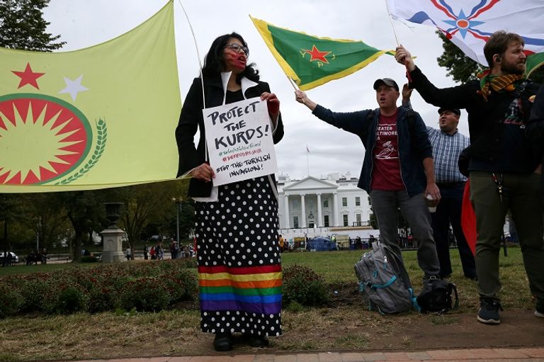 إحدى المتظاهرات لطخت وجهها بالدماء احتجاجا على العدوان