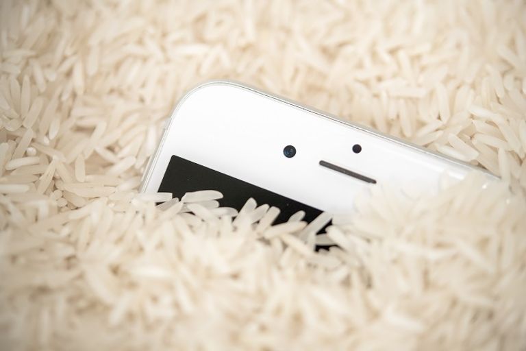 ما العمل عند تعرض الأجهزة المحمولة للماء؟