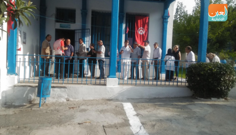 ناخبون تونسيون خلال الإدلاء في الانتخابات التشريعية