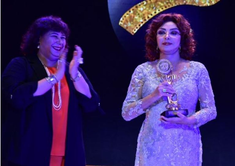 نبيلة عبيد لحظة تسلم درع تكريمها في مهرجان الإسكندرية