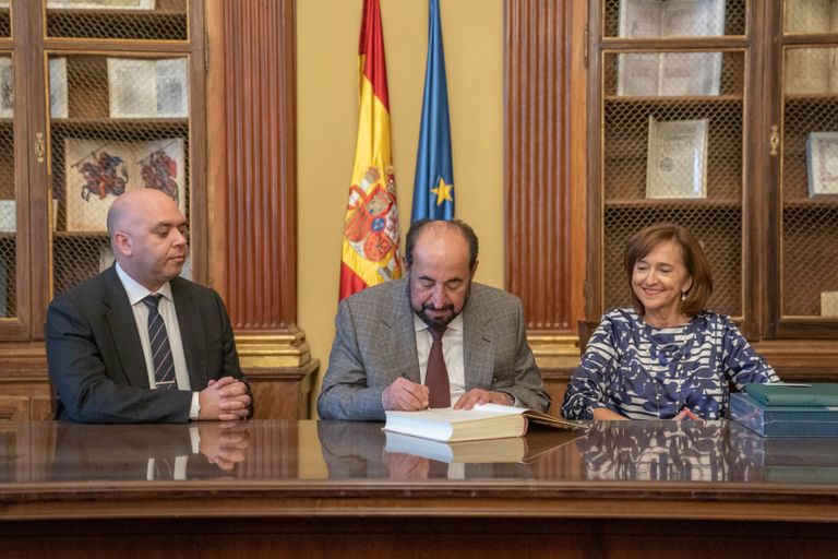 الشيخ الدكتور سلطان بن محمد القاسمي يتعرّف على محتويات المكتبة