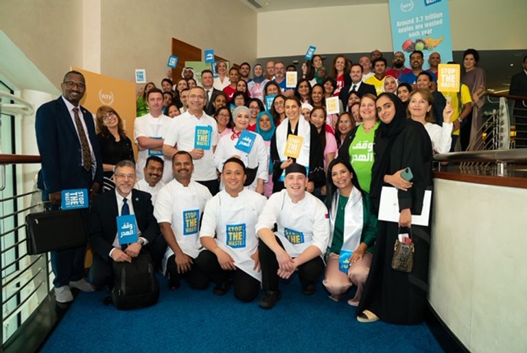 مريم المهيري (يسار) مع أعضاء الحملة