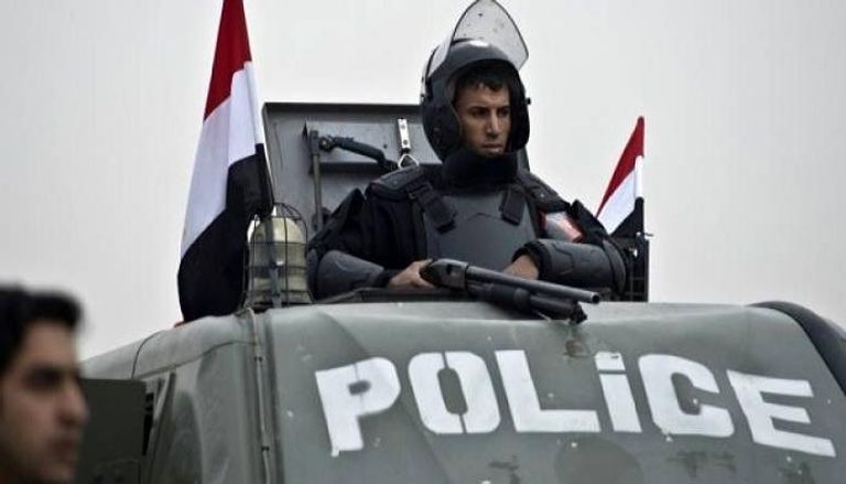 أحد عناصر الشرطة المصرية في مهمة تأمينية