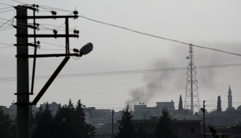 دخان يتصاعد من أحد المواقع شمالي سوريا بعد تعرضها لقصف تركي