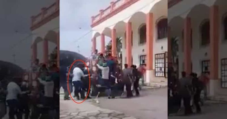 السكان الغاضبون جروا العمدة في الشوارع