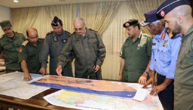 المشير خليفة حفتر وسط قادة عسكريين بالجيش الليبي - أرشيفية