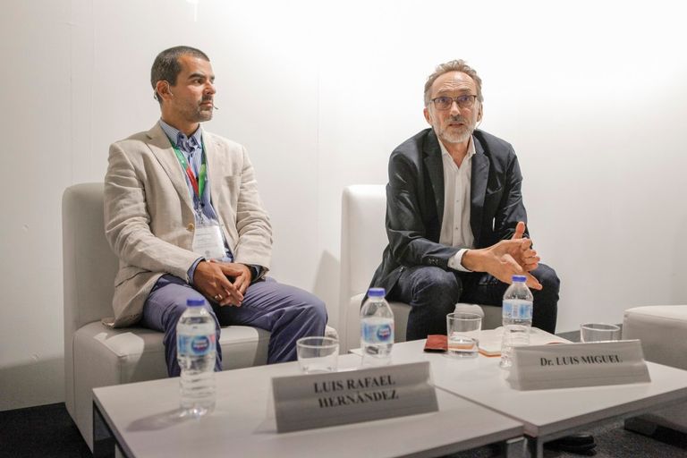 جانب من جلسة حوارية حول