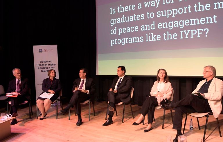 صورة تذكارية للمشاركين في المؤتمر الأكاديمي الأول لـ