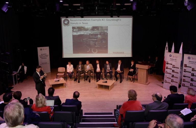 صورة تذكارية للمشاركين في المؤتمر الأكاديمي الأول لـ