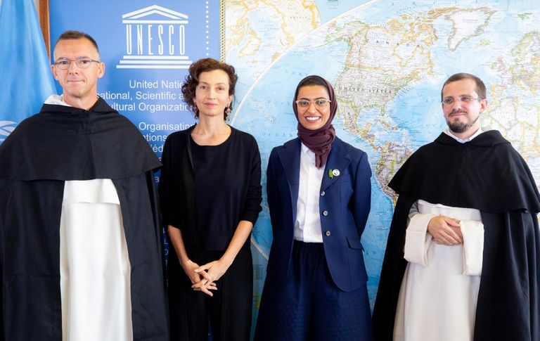 نورة بنت محمد الكعبي (يساراً) وأودري أزولاي