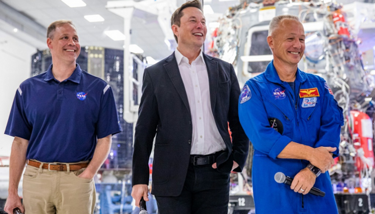رئيس "ناسا" ورئيس "سبايس إكس" إلون ماسك ورائد الفضاء دوج هرلي 