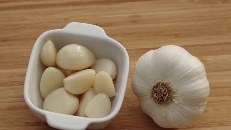 الثوم  للتخلص من سموم الكبد