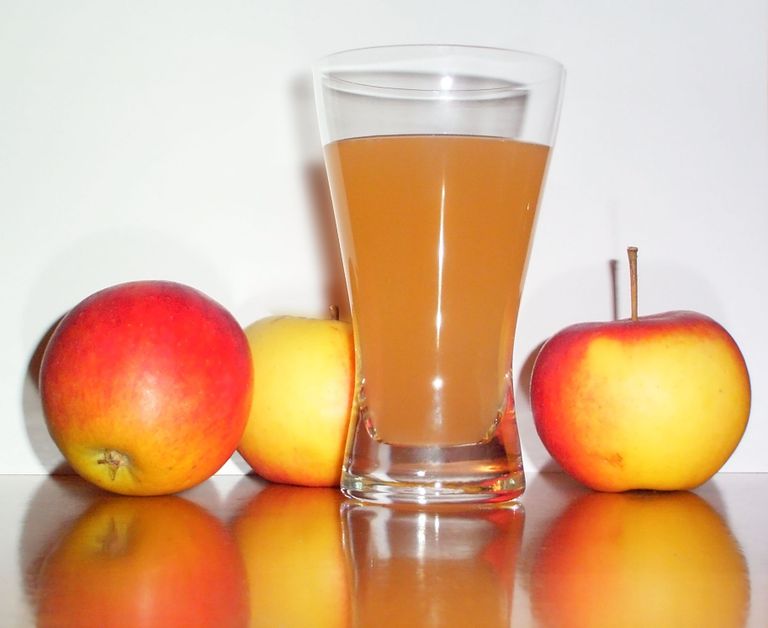 عصير التفاح للتخلص من سموم الكبد