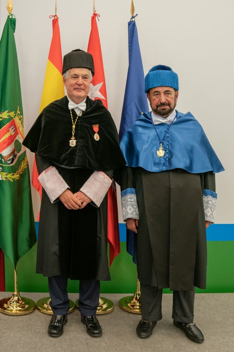 الشيخ الدكتور سلطان بن محمد القاسمي يتسلم الدكتوراة الفخرية