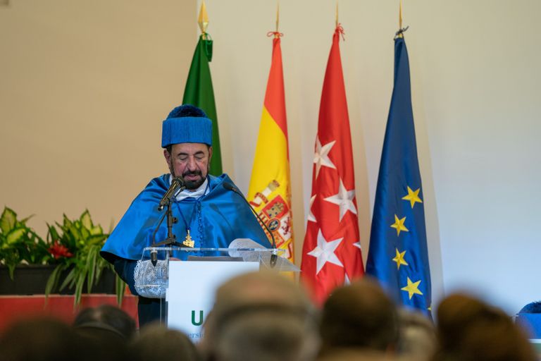 الشيخ الدكتور سلطان بن محمد القاسمي يتسلم الدكتوراة الفخرية