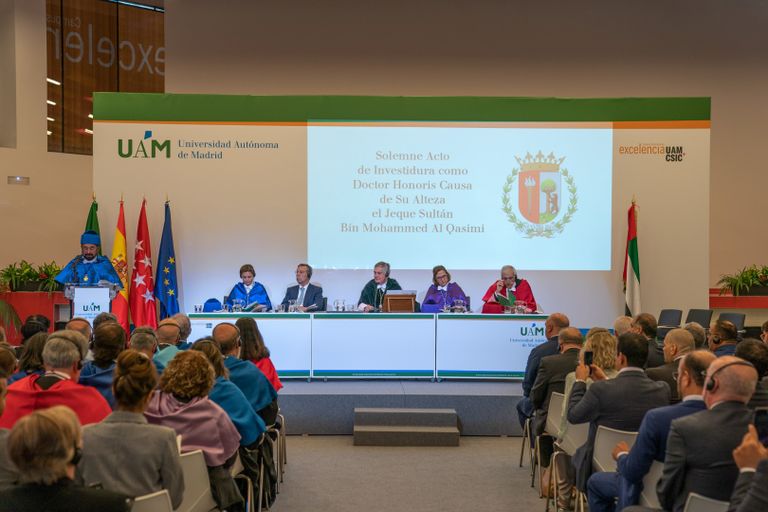 الشيخ الدكتور سلطان بن محمد القاسمي يتسلم الدكتوراة الفخرية