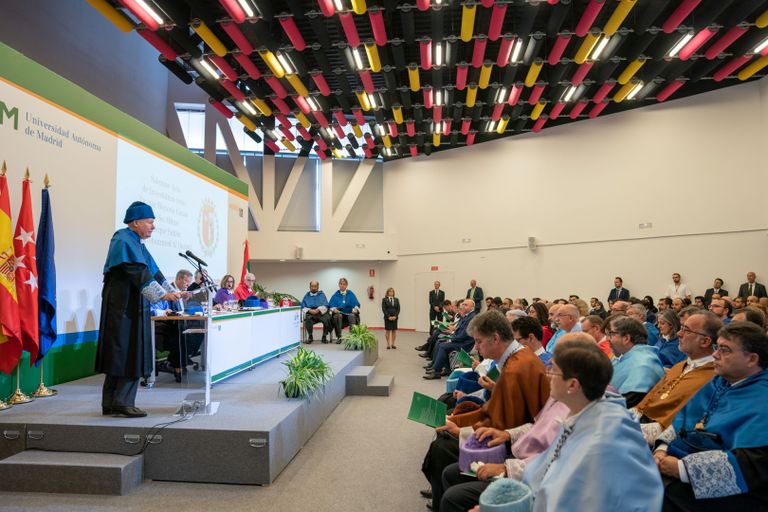 الشيخ الدكتور سلطان بن محمد القاسمي يتسلم الدكتوراة الفخرية