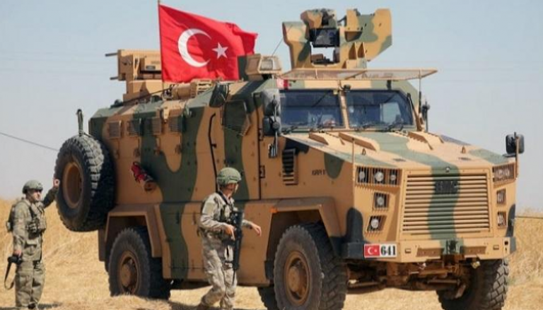 إحدى الآليات العسكرية التركية على الحدود السورية 