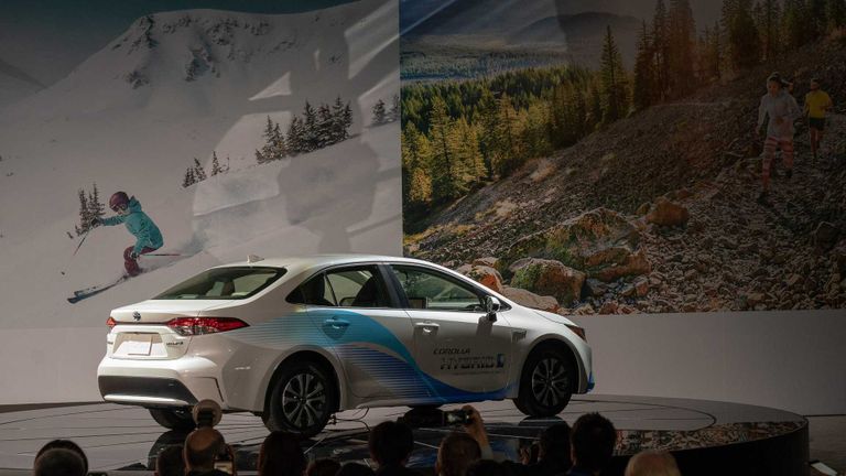 النسخة الكهربائية الهجينة من طراز تويوتا كورولا