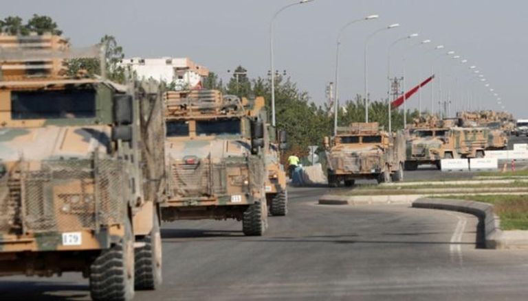 معدات عسكرية تركية على الحدود السورية