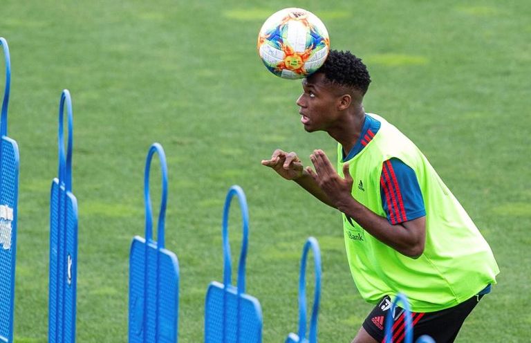 أنسو فاتي وتدريبات بالرأس في مران أسبانيا أنسو فاتي