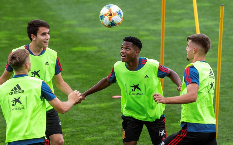 أنسو فاتي يشارك زملائه بعض التدريبات أنسو فاتي