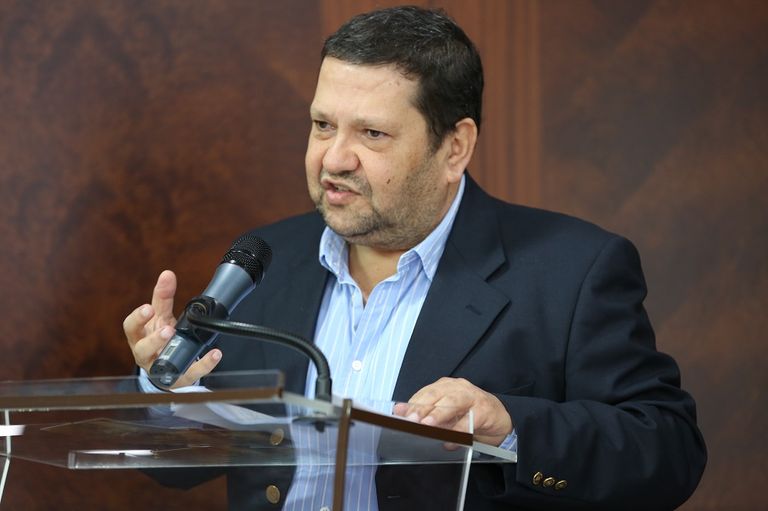 الناقد والشاعر عبده وازن محمد شاهين وصالحة غباش ومريم الهاشمي خلال الندوة