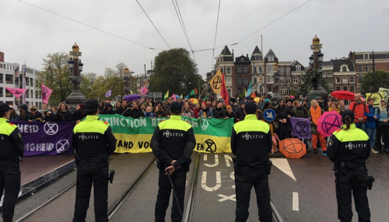 المتظاهرون أغلقوا جسرا في أمستردام