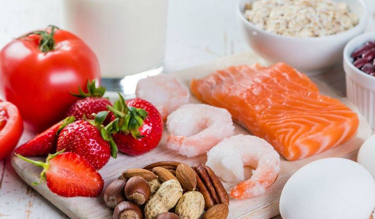 أهم الأطعمة التي تسبب حساسية الطعام  أسباب حساسية الطعام وأعراضها