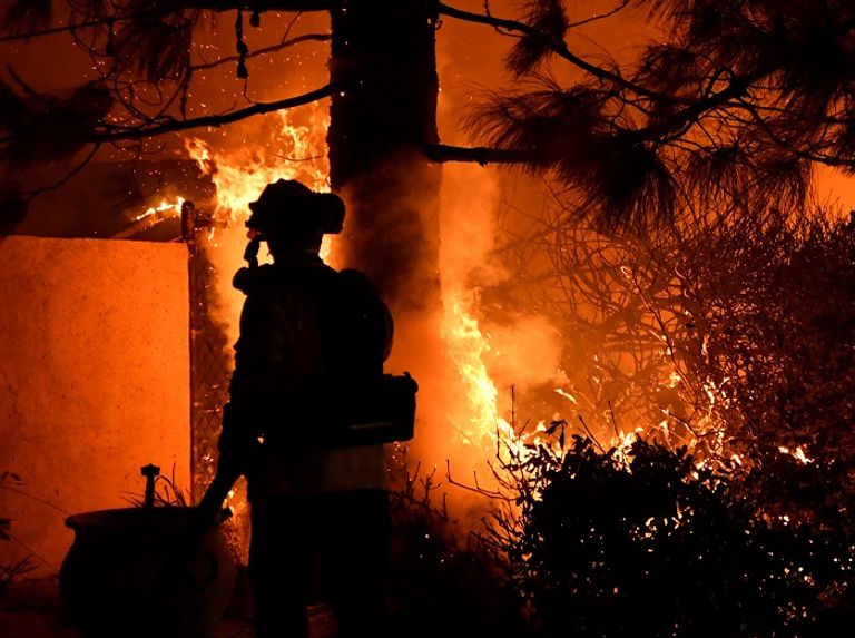 رجال الإطفاء يحاولون السيطرة على الحرائق