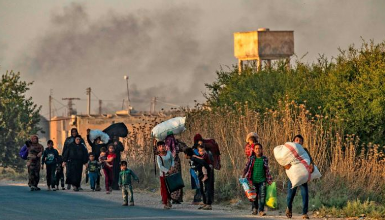 مدنيون يفرون خلال القصف التركي لرأس العين