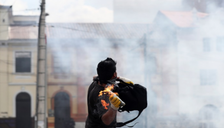 متظاهر في احتجاجات الإكوادور - رويترز