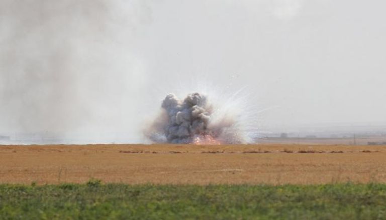قصف على بلدة بالحدود السورية التركية - رويترز