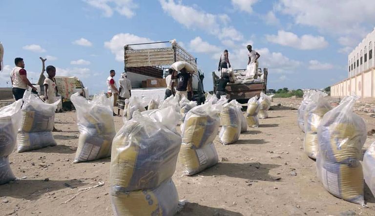 جانب من توزيع المساعدات الغذائية على النازحين